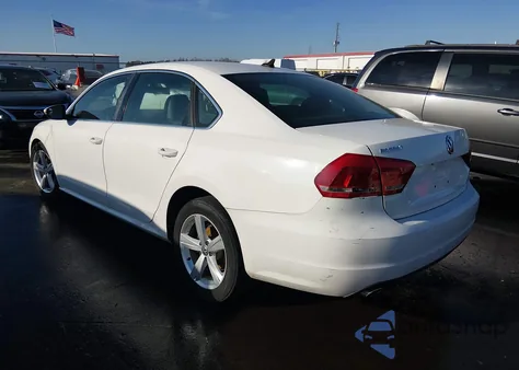 2012 Volkswagen Passat 2.5L Se z USA, uszkodzony, nr VIN 1VWBH7A3XCC049077